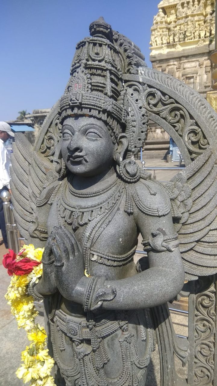 Garuda facing Lord Vishnu's shrine