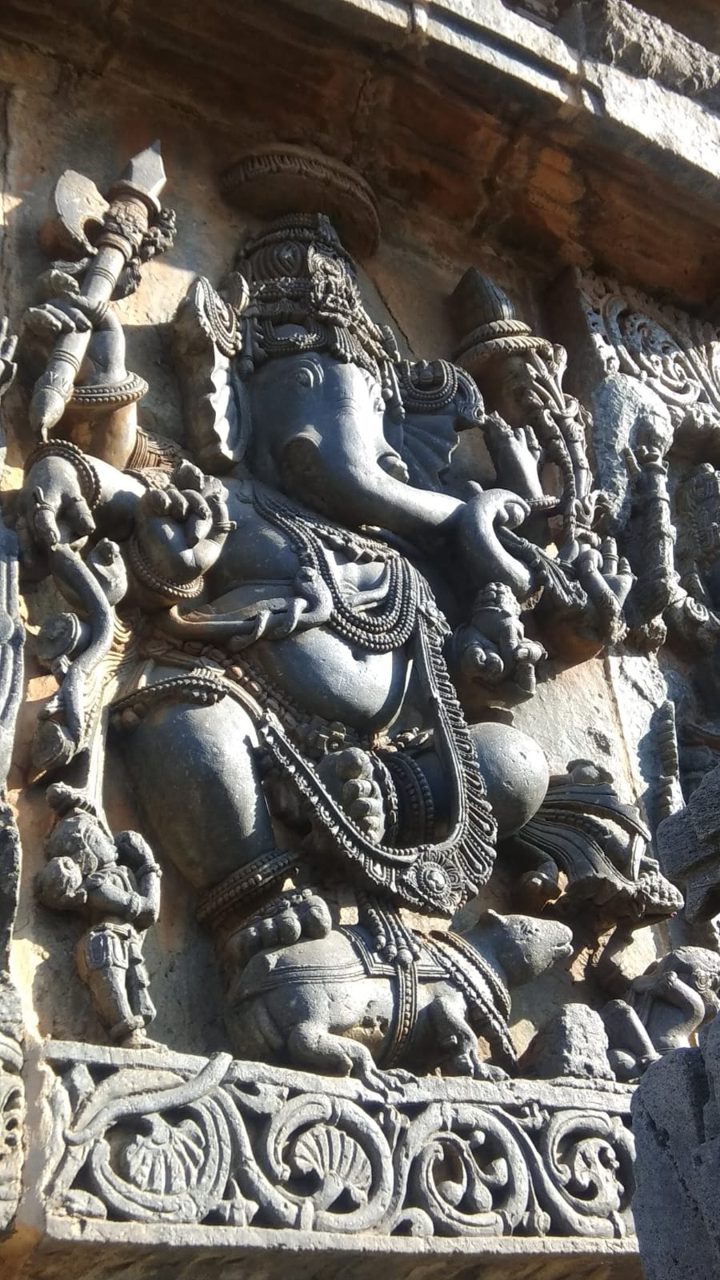 Ganesha and the dip under his mouse
