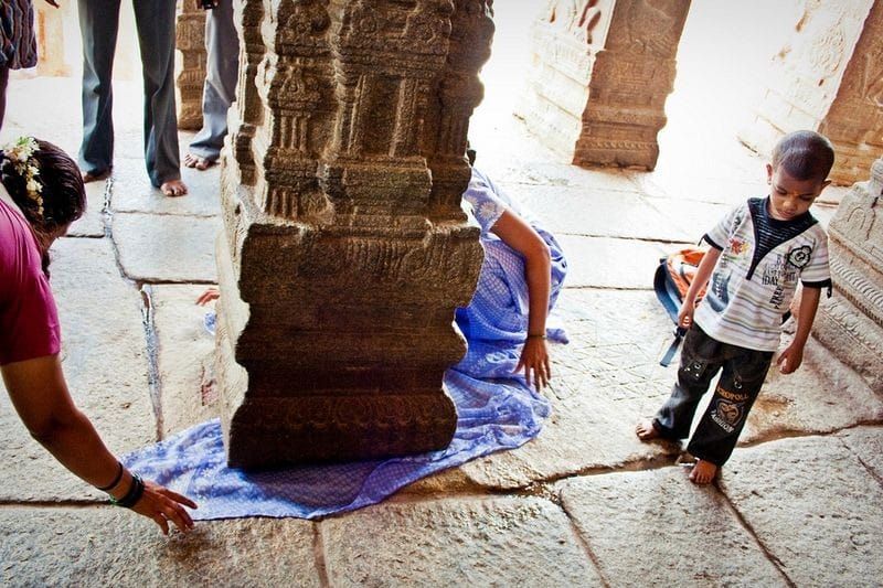 Passing a cloth under the pillar
